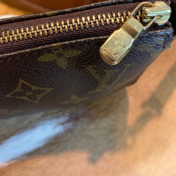 ❌❌SOLD❌❌ 💙AUTH💯LV POCHETTE SOLD OUT@LV FAB💙 - Picture 10 of 14